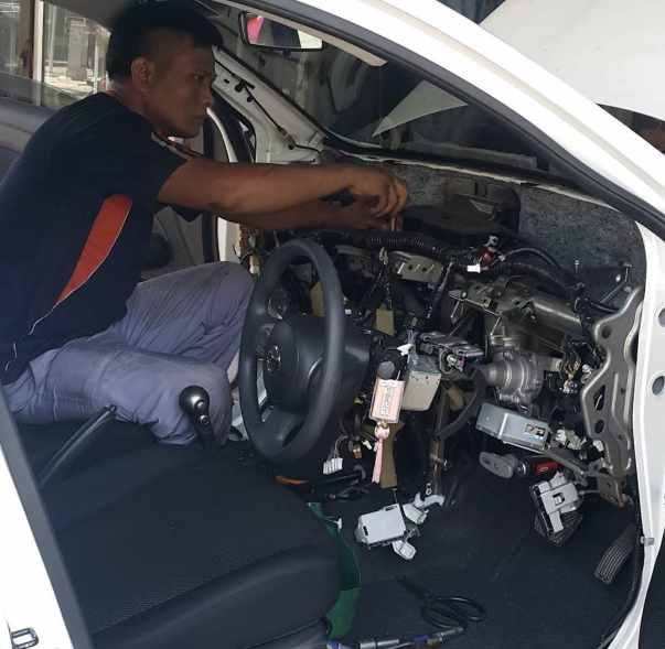 ถอดชุดคอนโซลเพื่อเข้าถึงตู้แอร์ Toyota